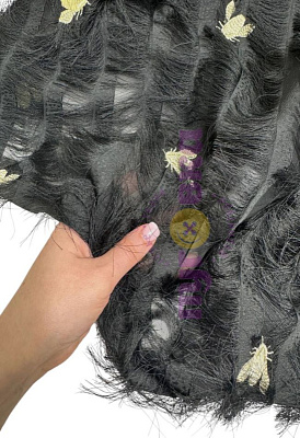 Креп-шифон с диагональной бахромой и пчелками цвет черный